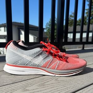 2013 Nike Flyknit Trainer Mens Size 14 Light Grey Coral Red Running (532984-613)